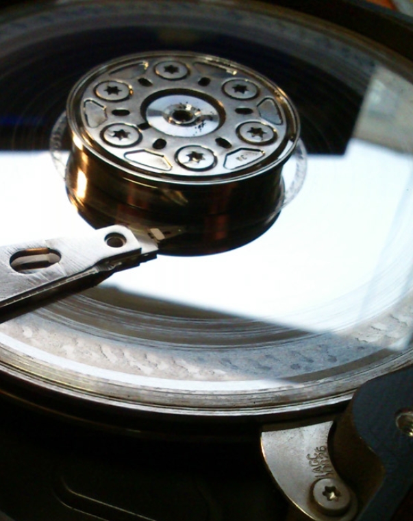 Поверхность пластины HDD под микроскопом